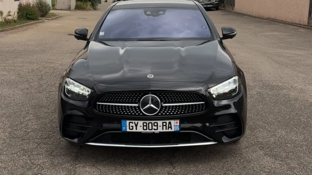 Mercedes Classe E noire vue de face