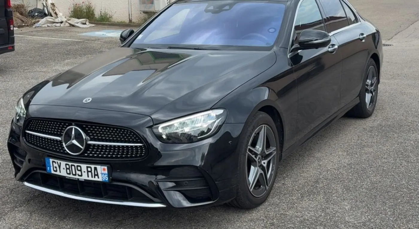 Mercedes Classe E noire vue de trois quarts avant