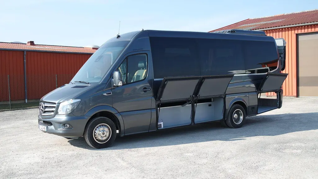 Minibus Mercedes Sprinter gris vu de profil, porte de soute ouverte