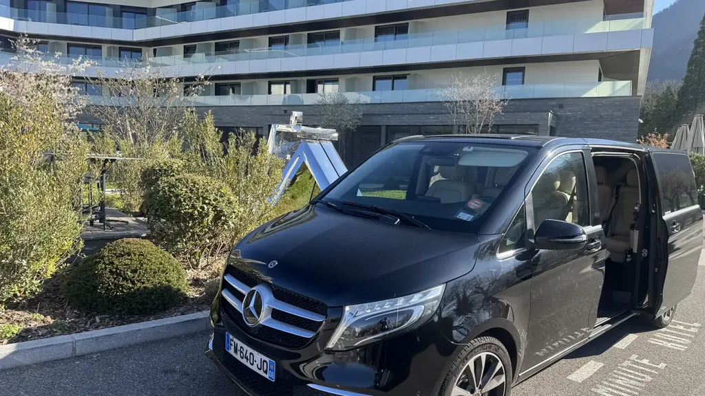 Mercedes Classe V noire à l’arrêt devant l’entrée d’un hôtel