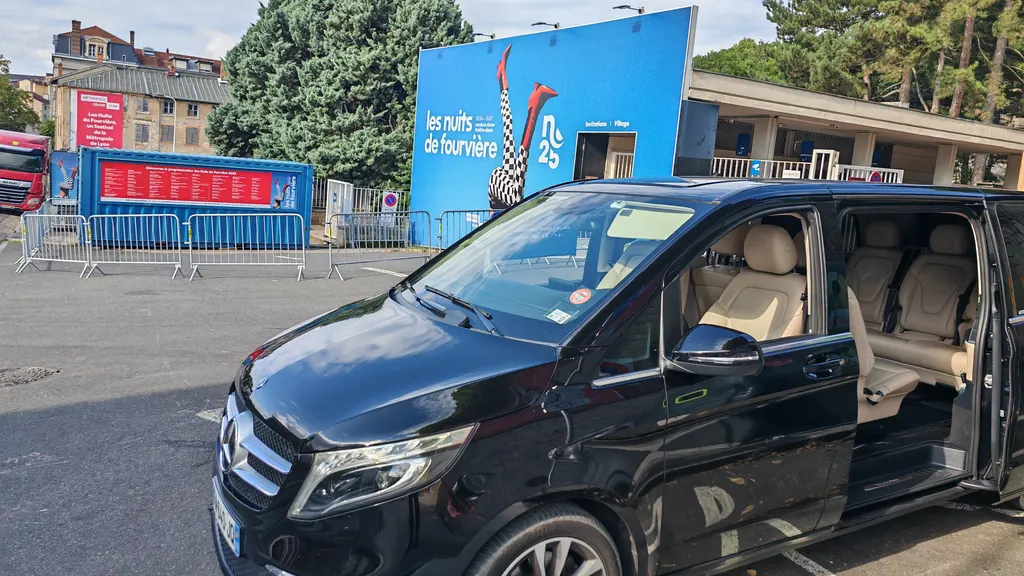 Mercedes Classe V portes ouvertes devant le site des Nuits de Fourvière