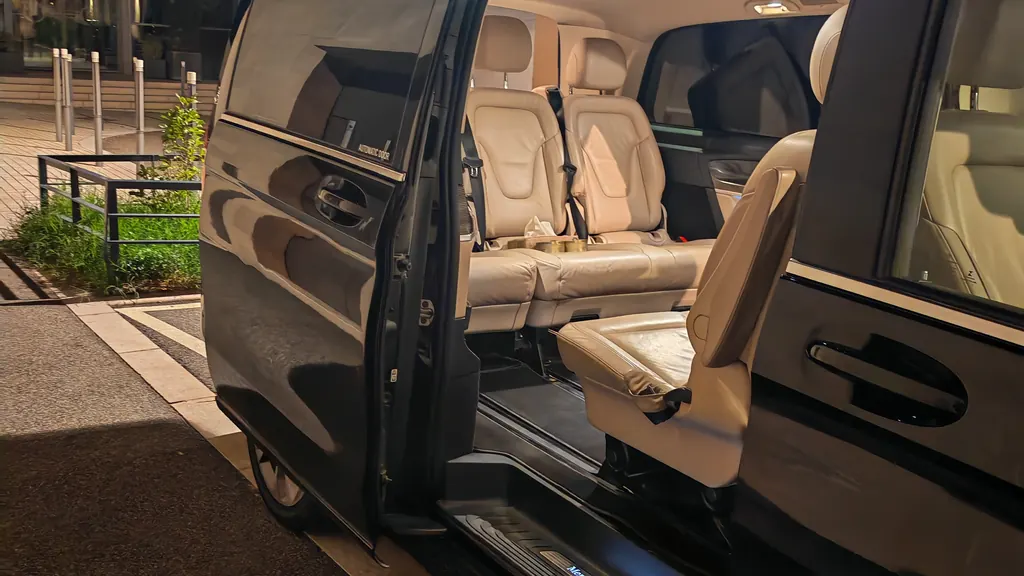 Mercedes Classe V porte latérale ouverte la nuit, habitacle cuir beige éclairé