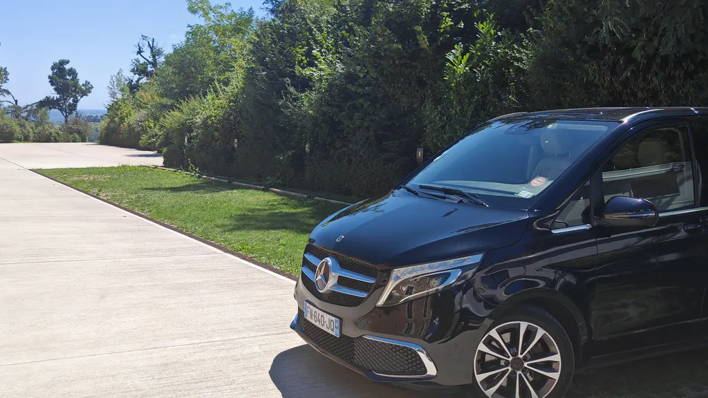 Mercedes Classe V noire vue de trois quarts avant, à l’arrêt au soleil